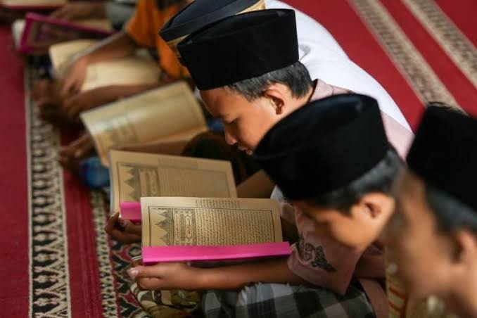 Santri belajar kitab