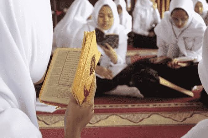 Santri membaca Al-Quran
